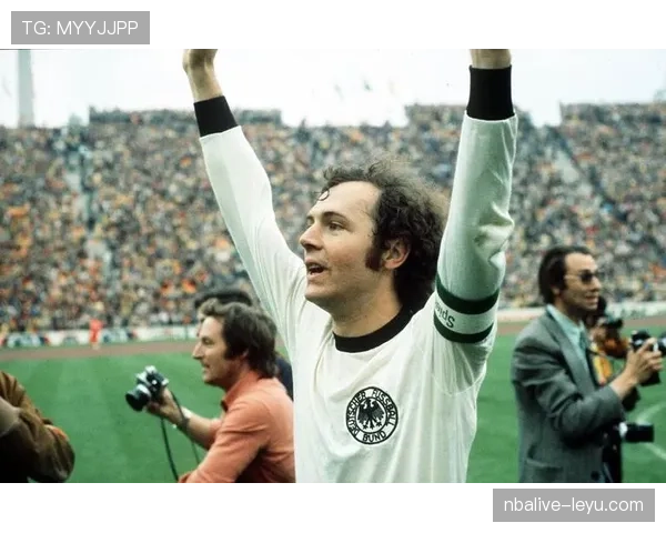 贝肯鲍尔足球美学重塑现代足球艺术与战术，状态回暖引关注