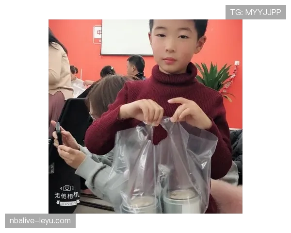 程语轩穿拖鞋逛小区，手拎那只名牌袋子把楼下阿姨看懵了